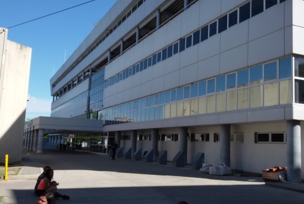 Le dispararon cuatro veces a un hombre en Los Hornos: está internado e investigan si fue un robo