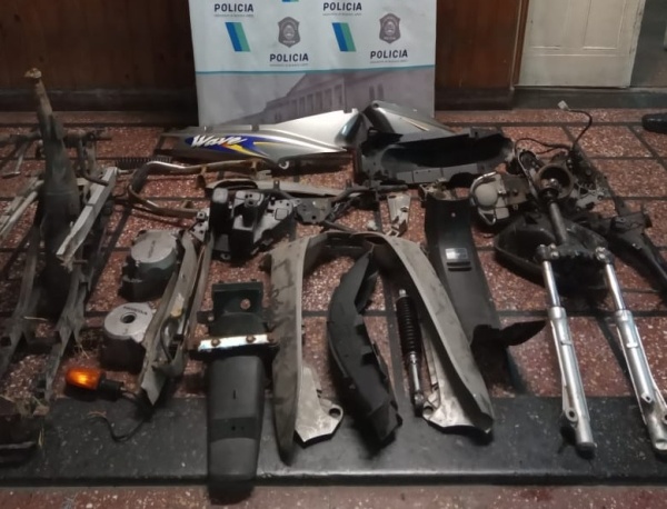 Atraparon a un ladr&oacute;n que rompi&oacute; la puerta de una casa con su propia moto para entrar a robar en La Plata