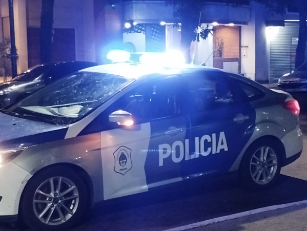 Un hombre perdió el control de su moto en la madrugada del sábado y terminó bajo un auto en 44 y 13