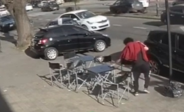 Una "viveza" platense: vio un celular olvidado en una pizzería y se lo robó