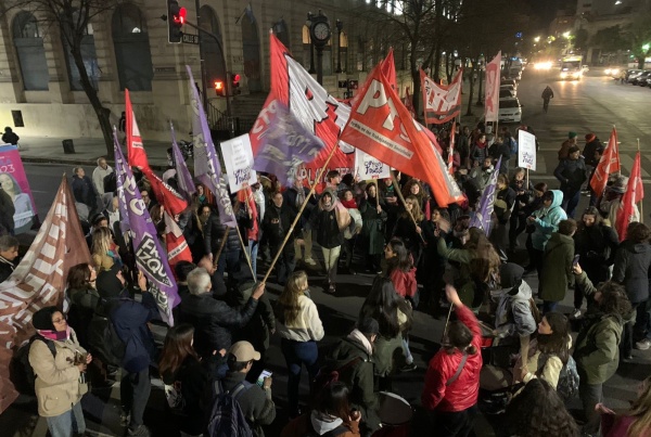 Corte y protesta en el centro de La Plata por los militantes detenidos en Jujuy