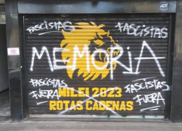 Vandalizaron un local de Javier Milei en La Plata: aseguran que fueron dos personas vestidas de negro con capucha