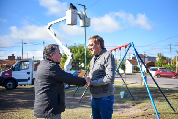 Garro estuvo supervisando la colocación de nuevas luces LED en Lisando Olmos: el objetivo es fomentar el ahorro de energía