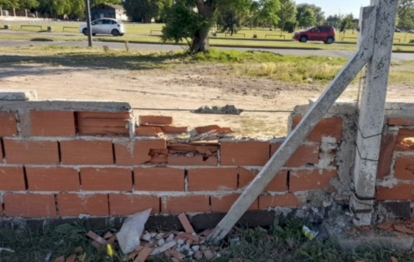 Feroz ataque a un club de f&uacute;tbol platense: causaron destrozos