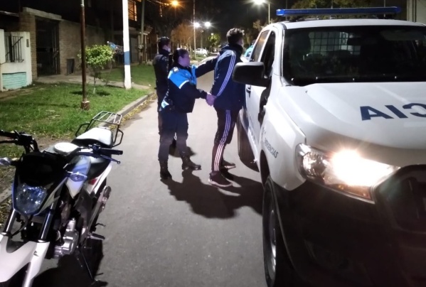 Encontraron a dos motochorros robando, los persiguieron y descubrieron un aguantadero en Villa Elvira