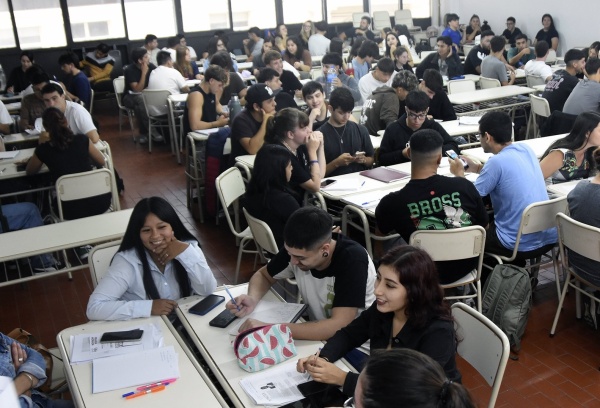 Los estudiantes del interior empezaron a copar La Plata y brindaron 10 consejos para evitar fraudes al alquilar