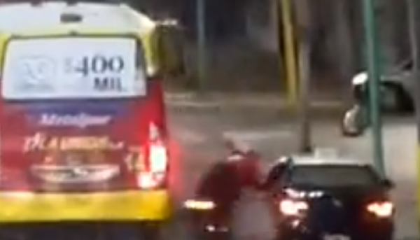 Un motociclista voló por los aires en Berisso tras chocar con un taxi que se encontraba estacionado en plena avenida