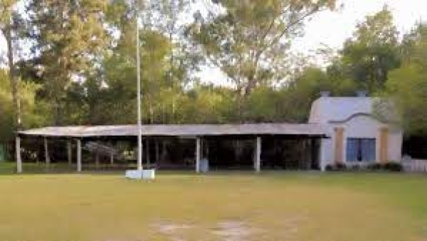 Una batalla campal en Berisso terminó con policías heridos, jóvenes apuñalados y destrozos en el Hospital