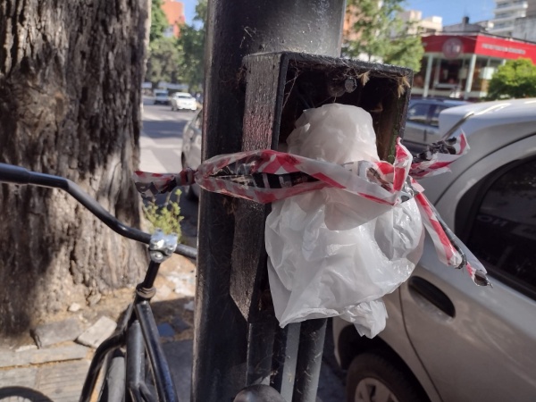 "¿Es joda?": Denuncian que "arreglaron" una tapa de cables en La Plata con una bolsa