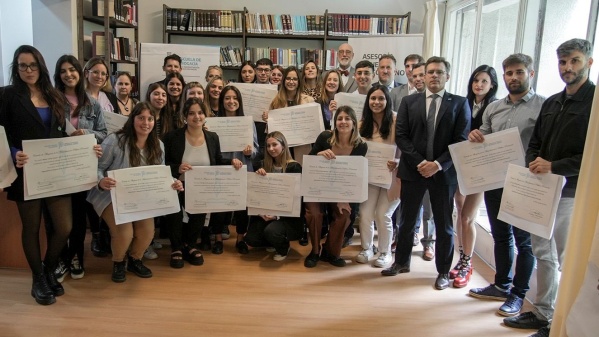 Santiago Pérez Teruel y Agustina Vila entregaron diplomas a más de 100 abogados especializados en la Administración Pública