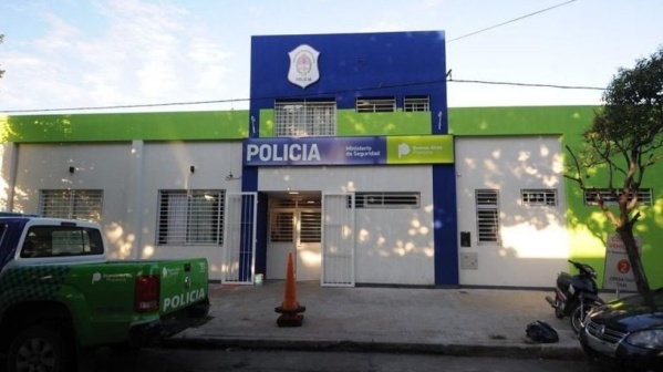 Motochorros atacaron a mano armada a una mujer en La Plata