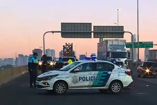 Falleció un motociclista tras chocar contra un camión en la autopista Buenos Aires-La Plata