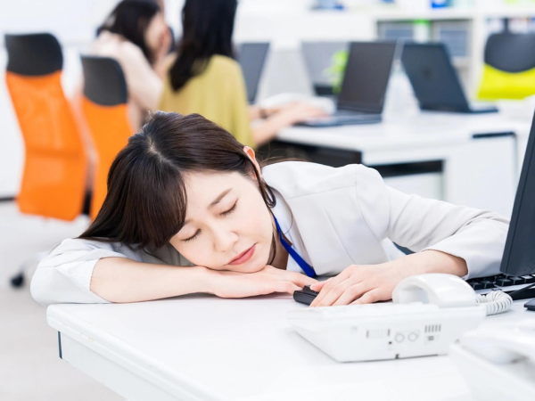 "De cinco a diez minutos y en lugares públicos": revelaron los beneficios de practicar el inemuri, la siesta japonesa
