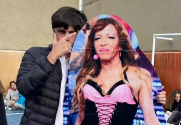 Hicieron una gigantografía de Lizy Tagliani, la llevaron a la escuela y su accionar fue aplaudido por la conductora