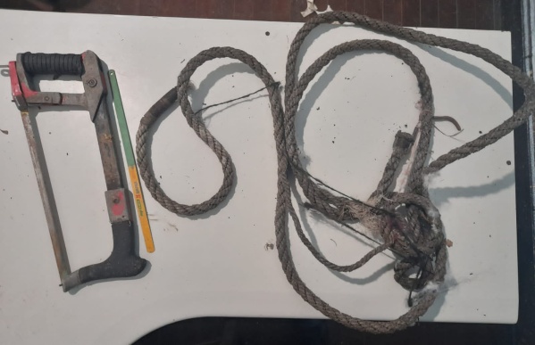 Quiso robar cables pero se qued&oacute; encerrado en una c&aacute;mara de inspecci&oacute;n y lo atraparon en Villa Elisa