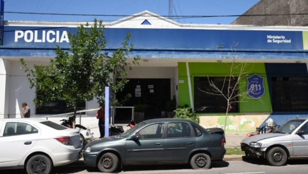 Su pareja lo dejó, la amenazó de muerte y se colgó de la reja de la casa en Los Hornos para atacarla a piedrazos