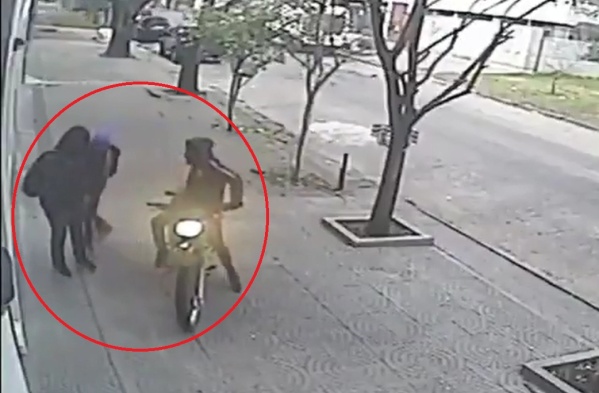 Motochorros se subieron a una vereda para robarle a mano armada a un hombre en La Plata