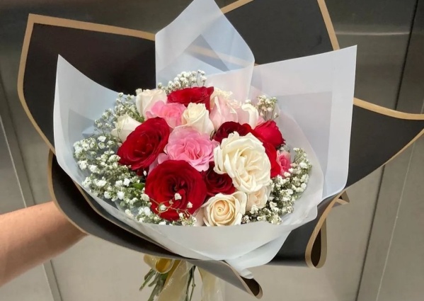 No quiso recibir sus flores y la reacci&oacute;n de otra mujer fue viral: "Yo te las recibo"