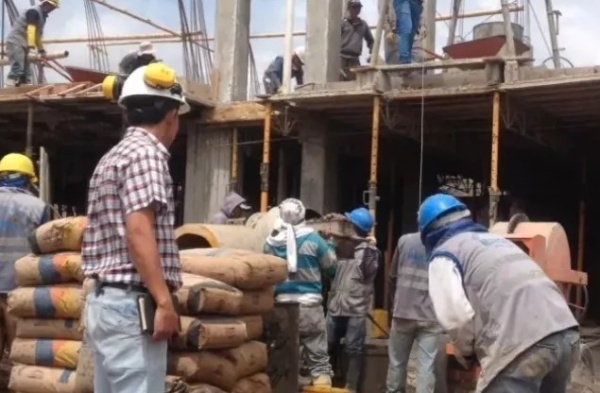 Estaba trabajando, el hombre de la construcción le dijo que "le caía bien" pero cuando le mencionó el motivo la descolocó