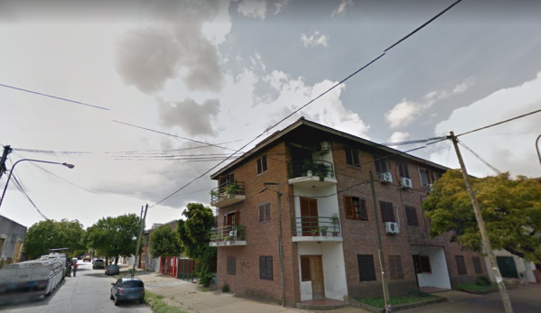 "Hace 15 d&iacute;as que en mi barrio sale agua con arena": La bronca de una vecina de La Plata