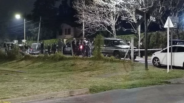 Una mujer fue encontrada muerta dentro de un auto estacionado y ahora investigan para saber que ocurrió