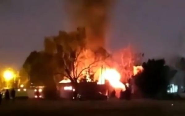 El fuego consumi&oacute; casi por completo una casa en Villa Elisa