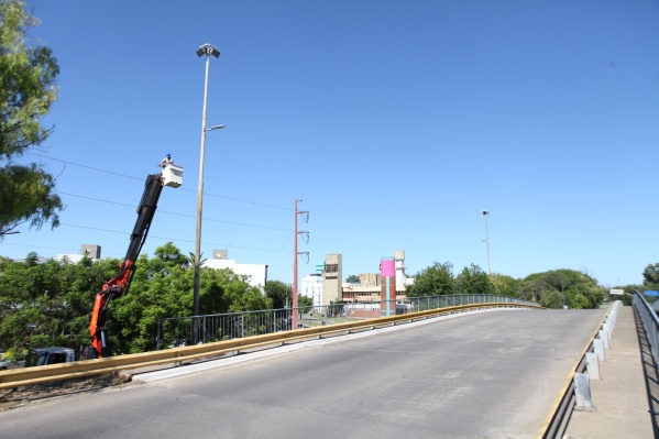 Ya intervinieron luminarias de las zonas norte, sur y oeste de La Plata: el apagado se redujo al 10%