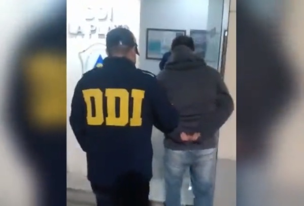 Detuvieron a un penitenciario que abusaba de su hijastra de 11 años en La Plata