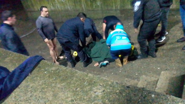 Guardavidas y funcionarios municipales rescataron a una mujer del Río de La Plata