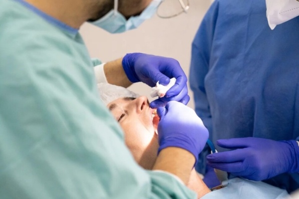 Fue a revisarse los dientes, el odontólogo lo felicitó, pero le advirtió que deje de hacer "seguido" una práctica sexual