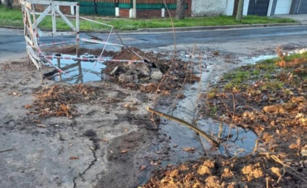 Vecinos de Altos de San Lorenzo reclaman que hicieron arreglos y dejaron pozos abiertos en medio de la calle