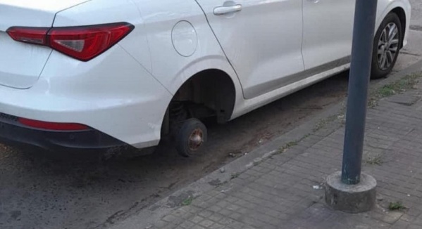 Robaruedas en La Plata: se llevaron en tiempo récord un neumático del auto de una mujer en barrio hipódromo