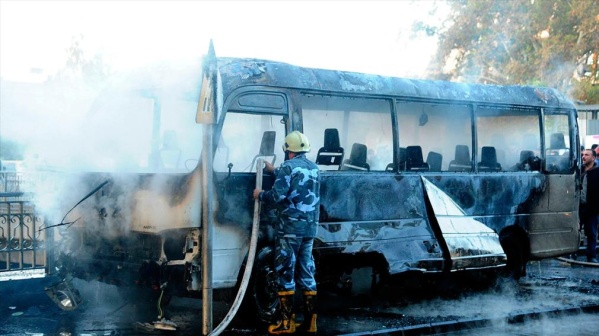 Un atentado contra un colectivo militar en Siria dejó 14 muertos