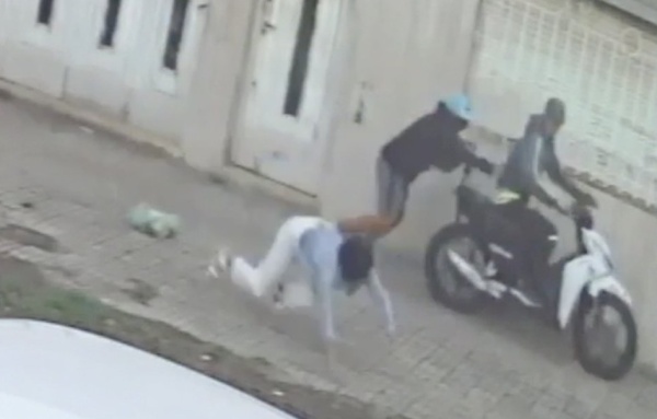 Salvaje ataque a una mujer en barrio Norte: la encerraron con la moto y la arrastraron por la vereda