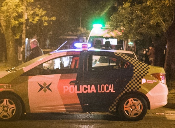 Hallaron a una policía platense con un disparo en el pecho en su casa: a su lado había una carta escrita por ella