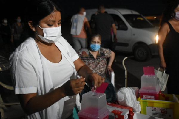 Masiva concurrencia a "La noche de las vacunas" en La Plata