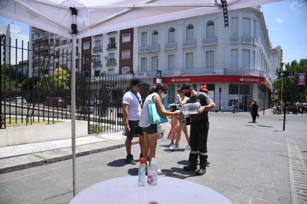 Por la ola de calor, ya distribuyeron 250 mil litros de agua en La Plata: estos son los puntos de hidratación