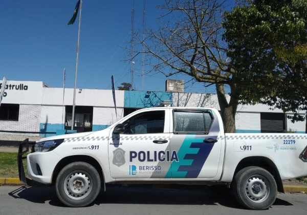 Abandonaron a su hijo de 9 años en una esquina de Berisso porque "se portaba mal" y pudieron detenerlos a las pocas cuadras