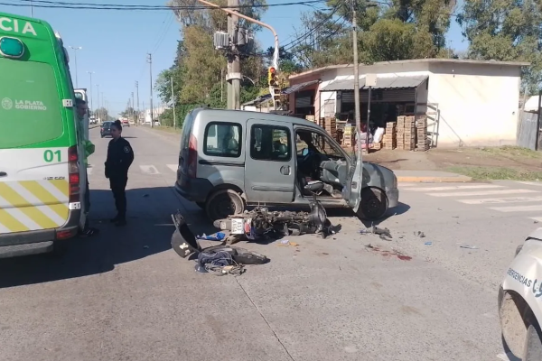 En un fuerte choque, un motociclista embistió a una camioneta en La Plata y quedó internado en grave estado