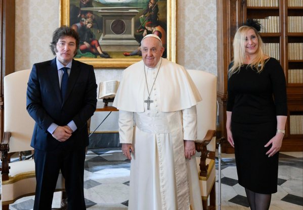 La reunión de Milei con el Papa Francisco duró 70 minutos: un medallón, escritos y alfajores fueron los regalos mutuos