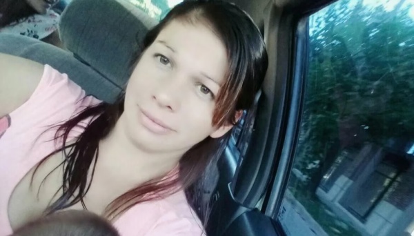 Se bajó para verificar el auto, su marido dio marcha atrás y la mató