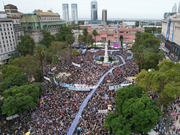 Plaza de Mayo aguarda por la multitudinaria marcha del Día de la Memoria