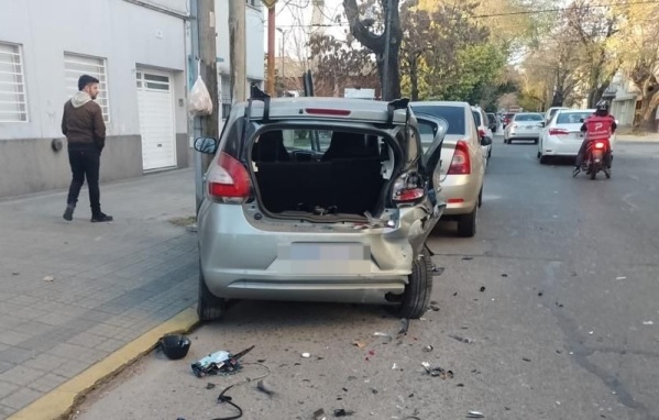 Un hombre de 48 años perdió el control de su auto y chocó a dos vehículos estacionados en 6 y 37