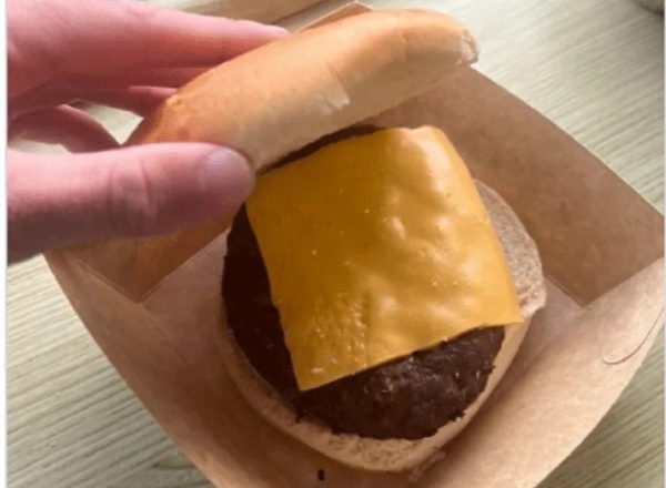 "Hamburguesa de autor": un joven comparti&oacute; en Twitter su decepci&oacute;n despu&eacute;s de comer en la cancha