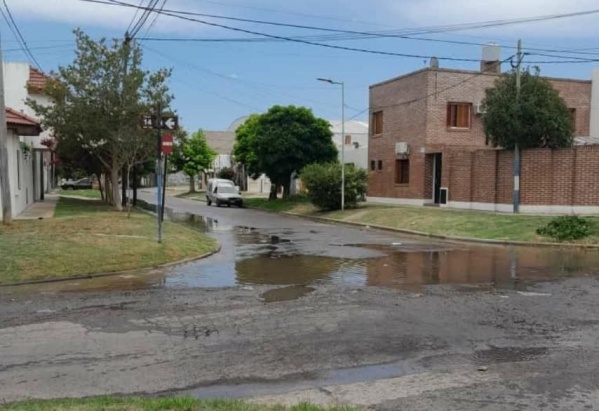 Una laguna apareci&oacute; en 14 y 73, y los frentistas esperan respuestas