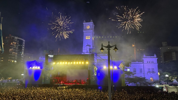 Más de 100 mil personas colmaron Plaza Moreno para festejar a lo grande los 143 años de La Plata
