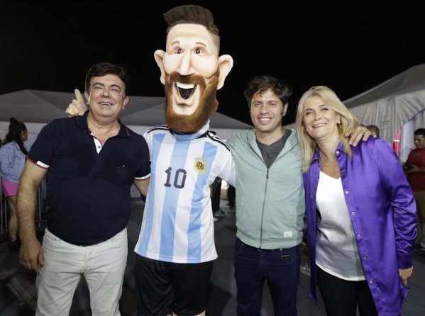 Ni "Messi" faltó: Kicillof participó del cierre del carnaval de La Matanza ante una multitud