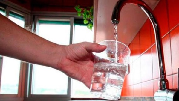 Denuncian que el agua de La Plata tiene "olor y gusto a plástico"