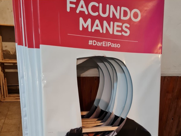 El radicalismo acusa a Garro por las roturas de los carteles de Facundo Manes