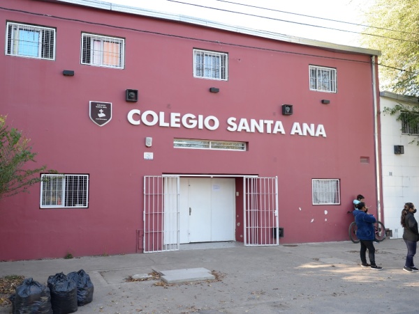 Denuncia de abuso en el Colegio Santa Ana de La Plata: el Arzobispado le había pedido al cura que no dé besos en la mejilla
